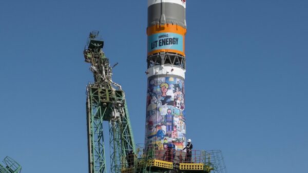 Os astronautas acabaram de lançar um foguete Soyuz com um anúncio de bebida energética, dando continuidade a uma tradição russa