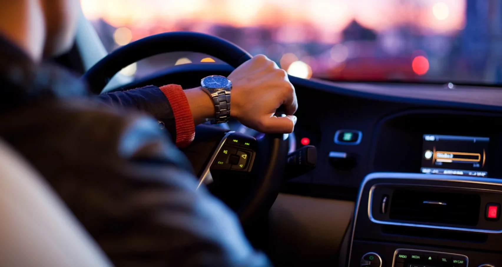 motorista carro dirigindo volante