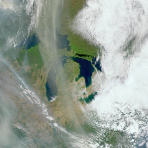 Satélite de monitoramento oceânico detecta fumaça de incêndio florestal vinda do espaço | Foto espacial do dia 1º de julho de 2026
