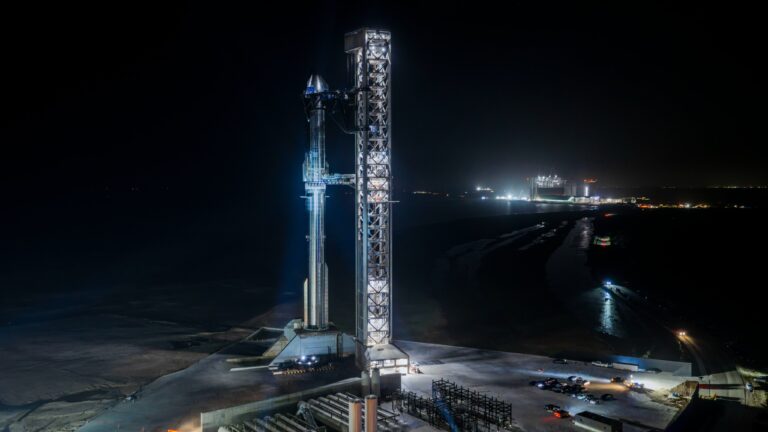 SpaceX empilha enorme foguete Starship antes do lançamento de teste do voo 13 de hoje (vídeo)