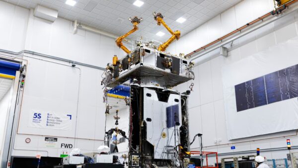 SpaceX lança drone de reparo de satélite com braços robóticos de 3 metros para a órbita da Terra