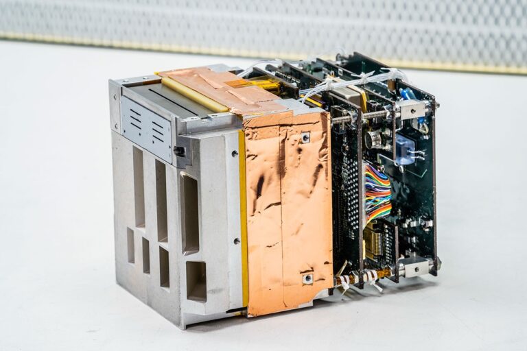 Um novo instrumento compacto permite medições de alta fidelidade de partículas energéticas em CubeSats
