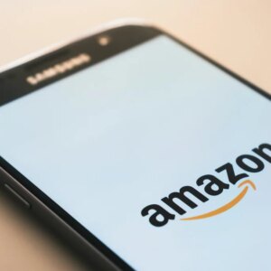 Amazon cria divisão secreta que compra e destrói livros raros para treinar IA
