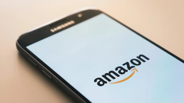 Amazon cria divisão secreta que compra e destrói livros raros para treinar IA