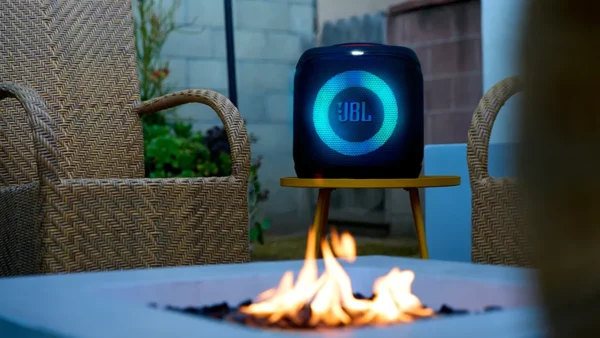 JBL grandona que aceita microfone aparece na Amazon por R$1.259; bateria para 15h