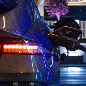 Projeto de lei quer trazer indenizações pesadas para vítimas de acidentes com carros elétricos