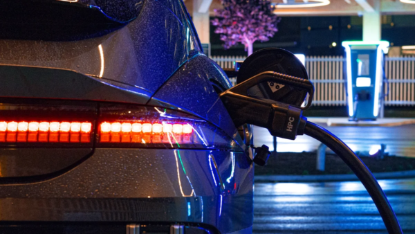 Projeto de lei quer trazer indenizações pesadas para vítimas de acidentes com carros elétricos