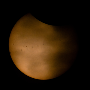 A ISS bombardeia o sol durante a foto do eclipse solar do dia de 14 de agosto de 2026
