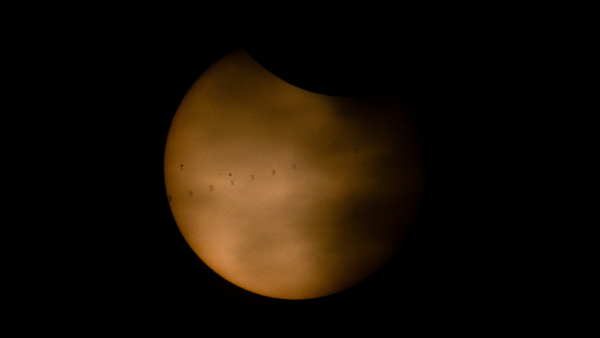A ISS bombardeia o sol durante a foto do eclipse solar do dia de 14 de agosto de 2026