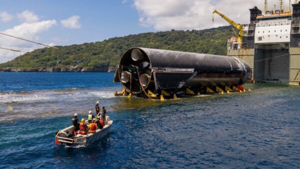 A nave estelar está voltando para casa! SpaceX carrega espaçonave flutuante em enorme navio ‘semi-submersível’ no Oceano Índico (fotos)