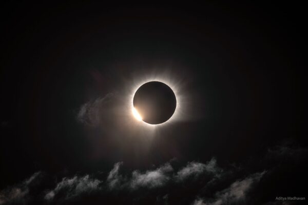 APOD: 2026, 14 de agosto - Eclipse Solar Total da Groenlândia