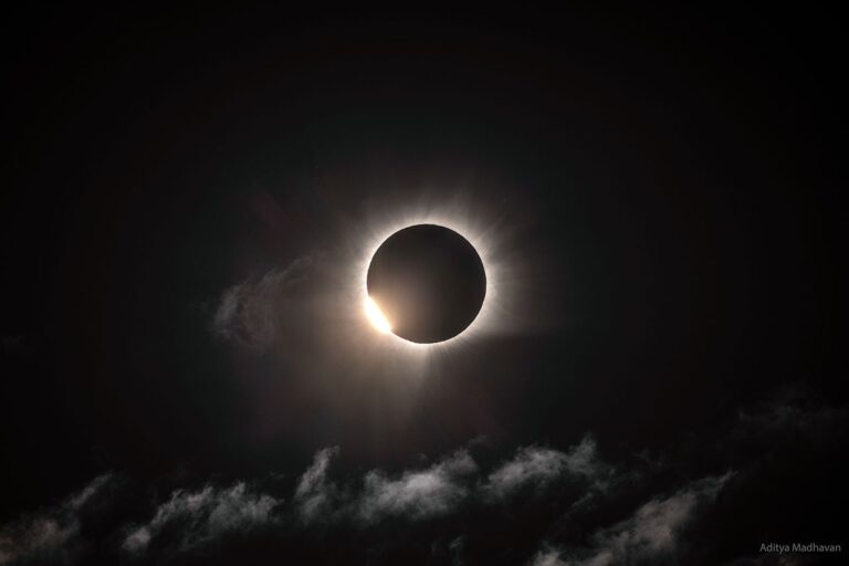 APOD: 2026, 14 de agosto - Eclipse Solar Total da Groenlândia