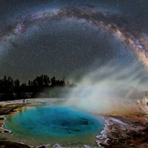 APOD: 2026, 16 de agosto - Via Láctea sobre Yellowstone