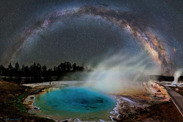 APOD: 2026, 16 de agosto - Via Láctea sobre Yellowstone