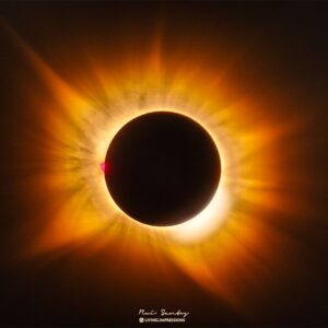 APOD: 2026, 17 de agosto - Um Eclipse da Coroa Dourada