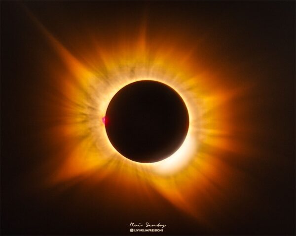 APOD: 2026, 17 de agosto - Um Eclipse da Coroa Dourada