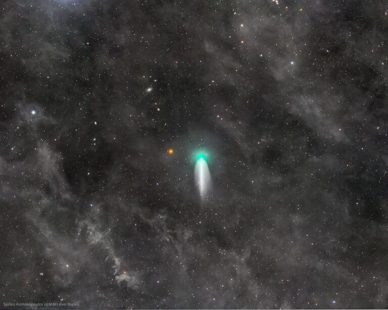 APOD: 2026, 24 de agosto – Cometa 220P em explosão