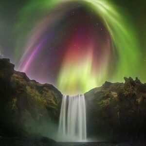 APOD: 2026, 27 de agosto - Aurora colorida sobre uma cachoeira islandesa