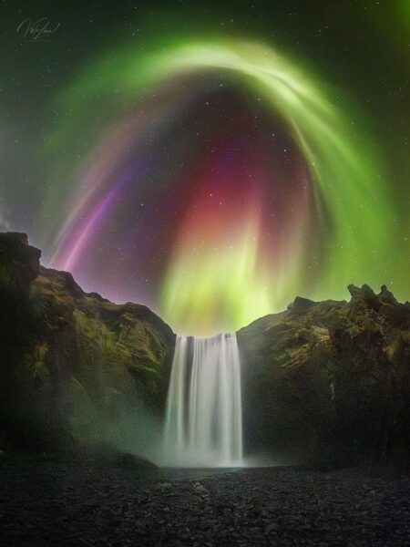 APOD: 2026, 27 de agosto - Aurora colorida sobre uma cachoeira islandesa
