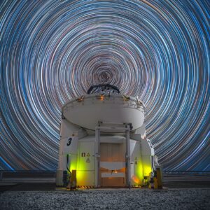 APOD: 2026, 28 de agosto - O céu vira acima do Paranal