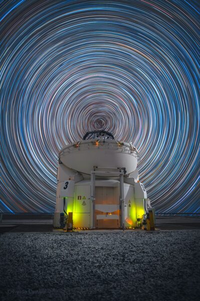 APOD: 2026, 28 de agosto - O céu vira acima do Paranal