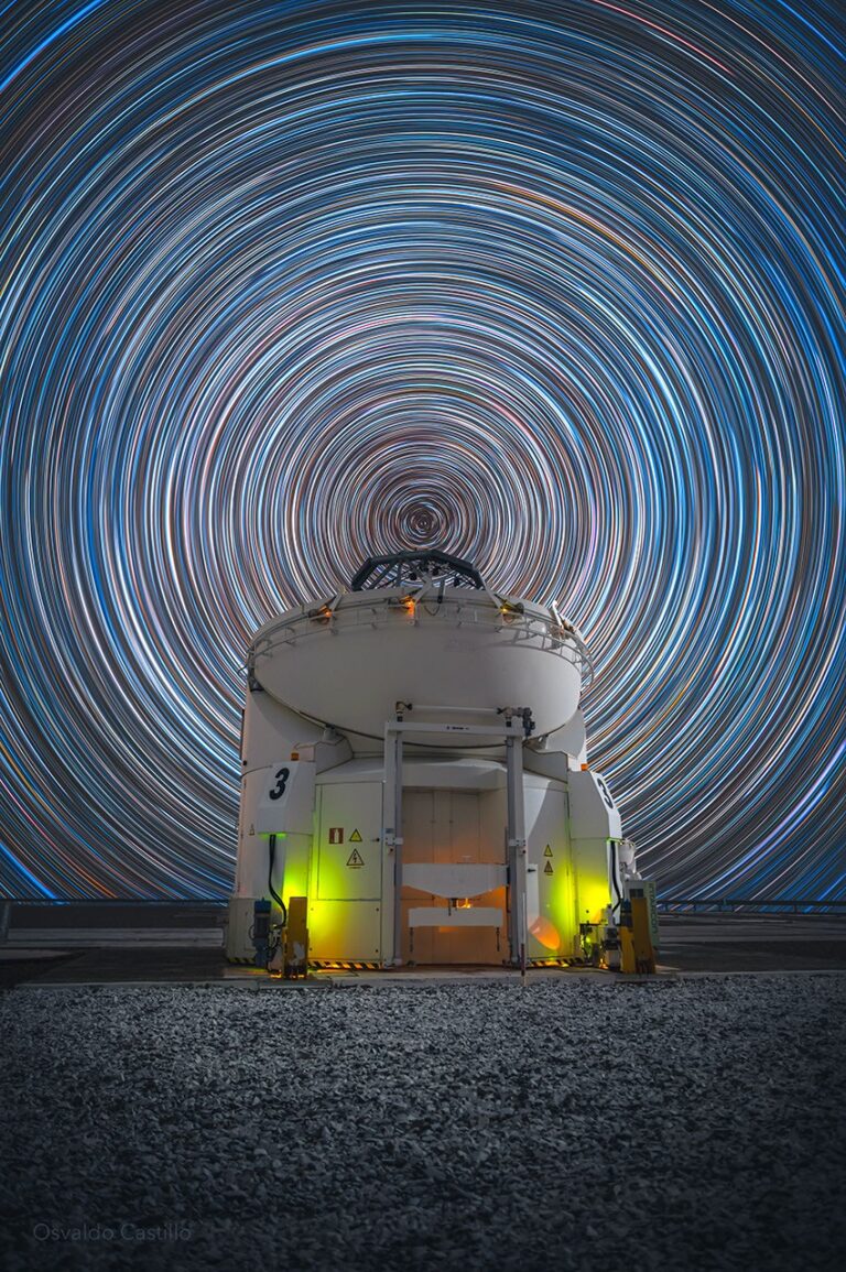 APOD: 2026, 28 de agosto - O céu vira acima do Paranal