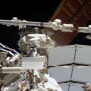 Astronauta da NASA e primeira mulher caminhante espacial francesa removem antena com falha, mas ficam sem tempo para substituí-la