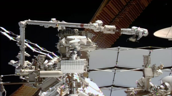 Astronauta da NASA e primeira mulher caminhante espacial francesa removem antena com falha, mas ficam sem tempo para substituí-la