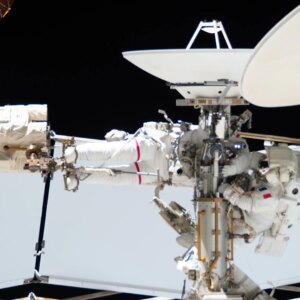 Astronautas Anil Menon e Sophie Adenot em caminhada no espaço