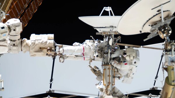 Astronautas Anil Menon e Sophie Adenot em caminhada no espaço