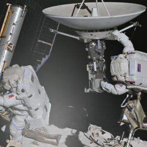 Astronautas fazem história reparando a foto do dia da ISS em 25 de agosto de 2026