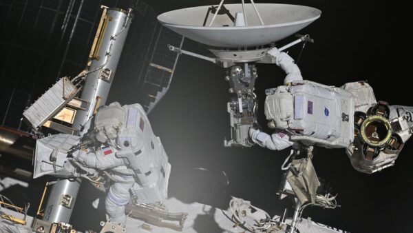 Astronautas fazem história reparando a foto do dia da ISS em 25 de agosto de 2026