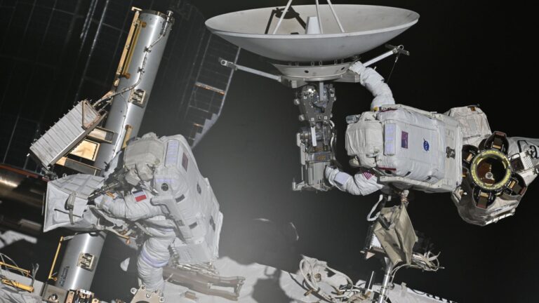 Astronautas fazem história reparando a foto do dia da ISS em 25 de agosto de 2026