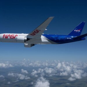 B777 da NASA ganha nova camada de tinta