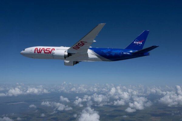B777 da NASA ganha nova camada de tinta