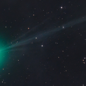 Cometa verde capturado voando sobre a foto do dia da Namíbia em 12 de agosto de 2026