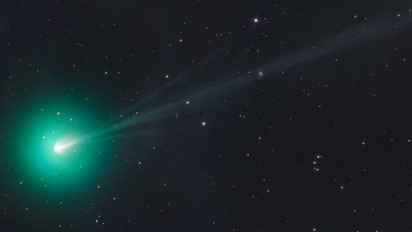Cometa verde capturado voando sobre a foto do dia da Namíbia em 12 de agosto de 2026