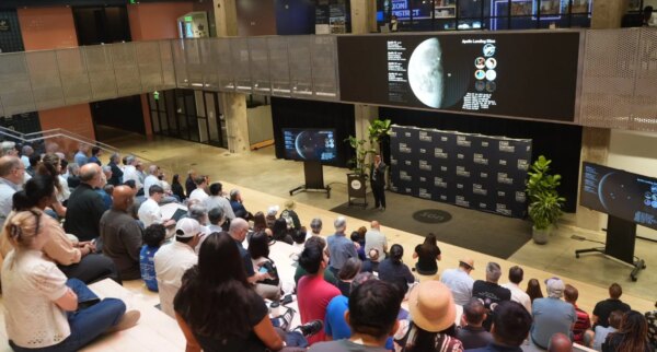 Construindo a Base Lunar: Histórias da NASA no Ion
