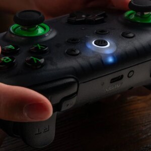 Controle 8BitDo transparente para PC saindo baratinho com cupom no AliExpress