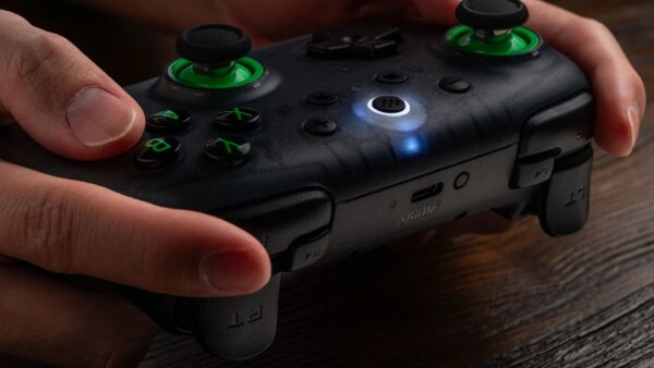Controle 8BitDo transparente para PC saindo baratinho com cupom no AliExpress