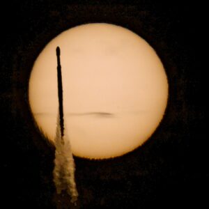 Decolagem! O Telescópio Espacial Romano da NASA voa até as estrelas em um foguete SpaceX Falcon Heavy em um lançamento espetacular (vídeo)