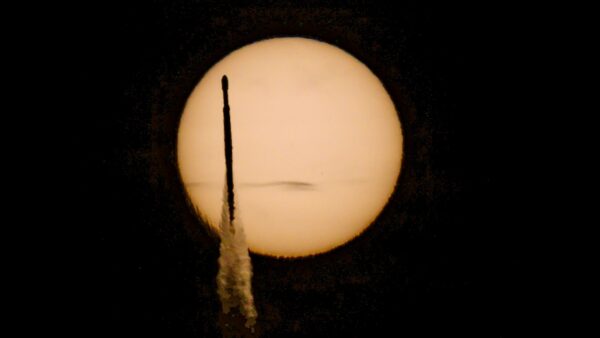 Decolagem! O Telescópio Espacial Romano da NASA voa até as estrelas em um foguete SpaceX Falcon Heavy em um lançamento espetacular (vídeo)