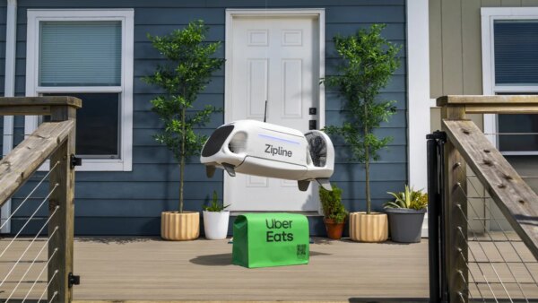 Drone do Uber Eats abre a barriga e solta “filhote” para entregar comida