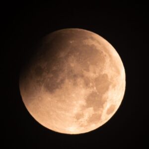Eclipse lunar parcial surpreende os observadores do céu com uma “lua quase de sangue”. Aqui estão as melhores fotos