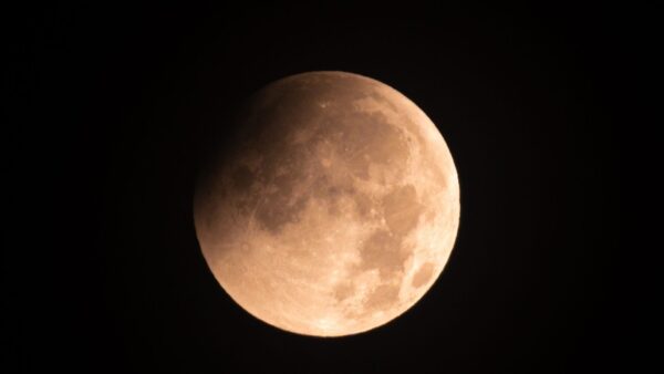 Eclipse lunar parcial surpreende os observadores do céu com uma “lua quase de sangue”. Aqui estão as melhores fotos