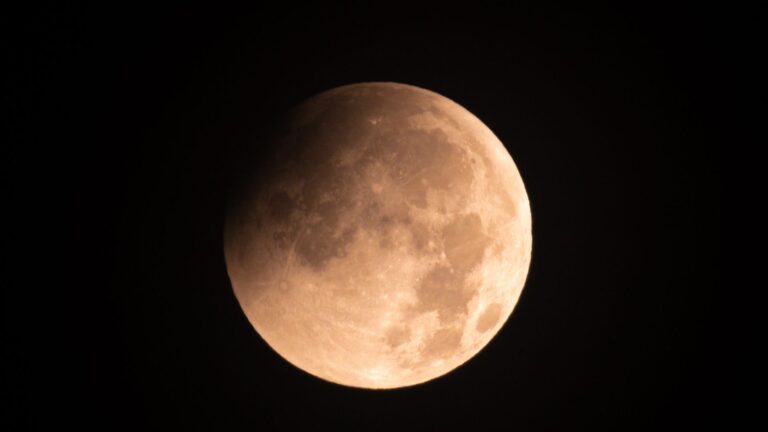 Eclipse lunar parcial surpreende os observadores do céu com uma “lua quase de sangue”. Aqui estão as melhores fotos