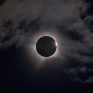 Eclipse solar total surpreende a foto do dia dos observadores do céu em 13 de agosto de 2026