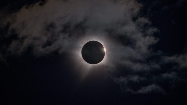 Eclipse solar total surpreende a foto do dia dos observadores do céu em 13 de agosto de 2026