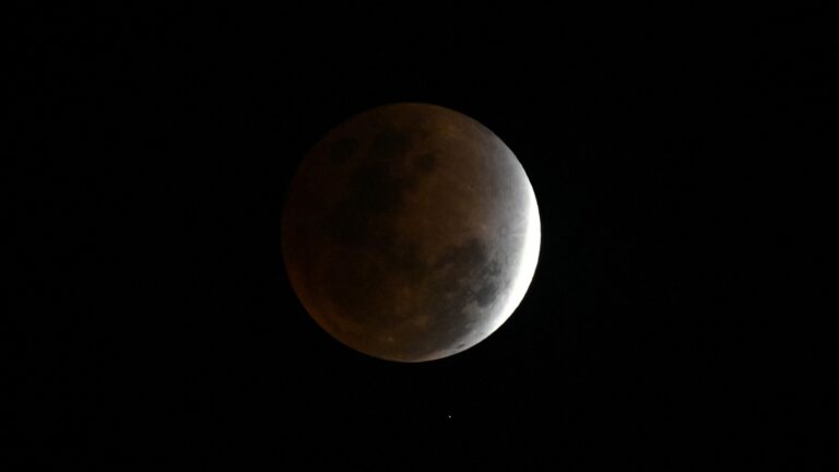 Falta apenas 1 semana para um eclipse lunar parcial de 96%: aqui está o que você precisa saber