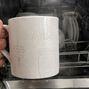 Máquina de lavar louças estraga canecas personalizadas? Fizemos o teste